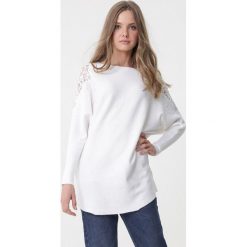 Biały Sweter Esmeralda. Białe swetry damskie Born2be, l, z aplikacjami, klasyczne, bez kołnierzyka, bez ramiączek, bez kaptura. Za 79.99 zł.