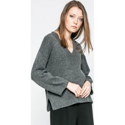 Jacqueline de Yong - Sweter Duo. Szare swetry damskie Jacqueline de Yong, z dzianiny. W wyprzedaży za 49.90 zł.
