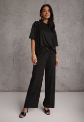 Czarny Oversizowy Komplet Zdobiony Cyrkoniami T-shirt i Spodnie Arnateia. Czarne spodnie materiałowe damskie Renee, z aplikacjami. Za 89.99 zł.