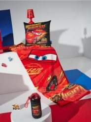 Koc dziecięcy Cars - czerwony. Czerwone kocyki dla dzieci Sinsay. Za 35.99 zł.