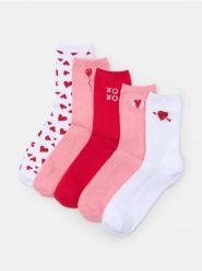 Prążkowane skarpetki z nadrukiem z motywem walentynkowym 5 pack - wielobarwny. Skarpety damskie Sinsay, bez wzorów, prążkowane. Za 19.99 zł.