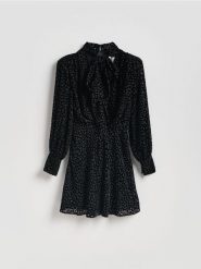 Sukienka z ozdobną szarfą - czarny. Czarne sukienki damskie Reserved, l, bez wzorów, z tkaniny, klasyczne, bez kołnierzyka, bez ramiączek, mini. Za 299.99 zł.