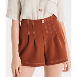 Materiałowe szorty High Waist - Brązowy. Szorty damskie marki Cropp. Za 69.99 zł.