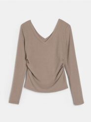 Bluzka z marszczeniami z domieszką wiskozy - brązowy. Brązowe bluzki damskie Sinsay, l, bez wzorów, z wiskozy, bez kołnierzyka, bez ramiączek. Za 29.99 zł.