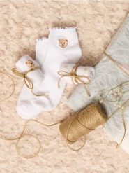 Prążkowane skarpetki z bawełną 3 pack - biały. Białe skarpety damskie Sinsay, bez wzorów, z bawełny. W wyprzedaży za 12.99 zł.