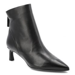 Botki damskie S. Barski, na szpilce skórzane licowe z noskiem w szpic i zapinane na zamek, czarne, CR52-661. Czarne kozaki damskie S.BARSKI, ze skóry, ze szpiczastym noskiem, bez obcasa, na obcasie. Za 439.00 zł.