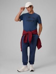 4F T-shirt regular z nadrukiem męski - granatowy L. Niebieskie t-shirty męskie 4f, l, bez wzorów, z bawełny, klasyczne, bez kołnierzyka. Za 59.99 zł.