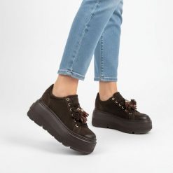Sneakersy damskie Chebello, ze skóry naturalnej z cholewką o zamszowym wykończeniu i ozdobnymi frędzlami przy sznurowaniu, brązowe, 5002_-268-000-PSK. Brązowe półbuty damskie CheBello, bez wzorów, ze skóry, eleganckie, bez obcasa, na platformie, bez zapięcia. Za 699.00 zł.