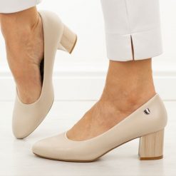 Cieliste czółenka damskie na obcasie Sergio Leone Pb404. Czółenka damskie Sergio Leone, bez wzorów, ze skóry, biznesowe, z okrągłym noskiem, bez obcasa, na obcasie, bez zapięcia. Za 169.00 zł.