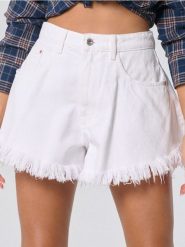 Szorty jeansowe o luźnym kroju high waist - biały. Białe szorty damskie Sinsay, l, bez wzorów, z jeansu, boho, z podwyższonym stanem. Za 69.99 zł.