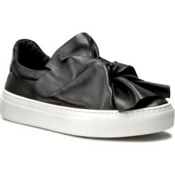 Półbuty BRONX - 65913-B BX 1261 Black 01. Czarne półbuty damskie Bronx, bez wzorów, z materiału, bez obcasa, na koturnie, bez zapięcia. W wyprzedaży za 239.00 zł.