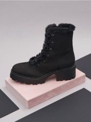 Botki - czarny. Czarne botki damskie Sinsay, z futra, bez obcasa, na obcasie, bez zapięcia. Za 129.99 zł.