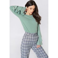 NA-KD Sweter z falbanami - Green. Zielone swetry damskie NA-KD, z elastanu, z okrągłym kołnierzem. W wyprzedaży za 85.37 zł.