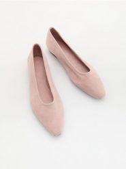 Baleriny ze skóry owczej - pastelowy róż. Czerwone baleriny damskie Reserved, bez wzorów, ze skóry, bez obcasa. Za 169.99 zł.