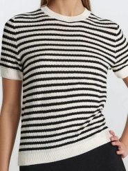 Sweter z krótkim rękawem w paski - wielobarwny. Swetry damskie Sinsay, l, bez wzorów, bez kołnierzyka, bez ramiączek, krótkie, bez kaptura. Za 29.99 zł.