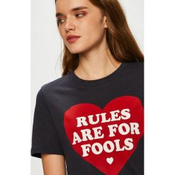Only - Top. Różowe topy damskie Only, z nadrukiem, z bawełny, z okrągłym kołnierzem, z krótkim rękawem. W wyprzedaży za 29.90 zł.