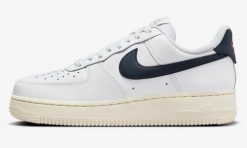 Buty sportowe Sneakersy damskie, W Air Force 1 07 EasyOn. Białe obuwie sportowe damskie Nike, bez wzorów, z materiału, trekkingowe. Za 502.00 zł.