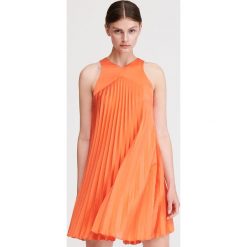 Plisowana sukienka - Pomarańczowy. Sukienki damskie Reserved. Za 159.99 zł.