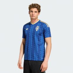 Koszulka wyjazdowa Szwecja 26. Niebieskie koszulki sportowe męskie Adidas, s, z aplikacjami, z materiału, bez kołnierzyka, bez ramiączek, do piłki nożnej, climacool (adidas). Za 439.00 zł.