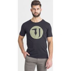 T-SHIRT Trussardi Jeans. Czarne t-shirty męskie TRUSSARDI JEANS, l, bez wzorów, z bawełny, bez kołnierzyka. Za 113.40 zł.