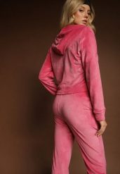 Różowy Welurowy Komplet Dresowy Bluza i Spodnie ze Zdobieniem z Cyrkonii Velea. Czerwone bluzy damskie Renee, m, z aplikacjami, z dresówki, z kapturem. Za 79.99 zł.