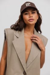 Kamizelka typu oversize w kolorze BEIGE- VICAR-UNI. Brązowe żakiety damskie Marsala, uniwersalny, bez wzorów, z bawełny, eleganckie. Za 499.90 zł.