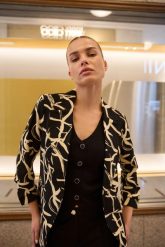 Marynarka z marszczonymi rękawami 3/4 czarna. Czarne żakiety damskie MOODO, l, bez wzorów, z elastanu. Za 189.99 zł.