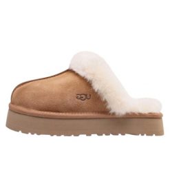 Buty do chodzenia dla dorosłych UGG Disquette Slipper Chestnut. Brązowe obuwie sportowe damskie UGG, bez wzorów, trekkingowe. W wyprzedaży za 501.80 zł.