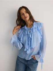 Transparentna bluzka z falbanami - jasnoniebieski. Niebieskie bluzki damskie Reserved, l, bez wzorów, z tkaniny, bez kołnierzyka, bez ramiączek. W wyprzedaży za 89.99 zł.