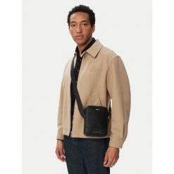 Saszetka Tommy Hilfiger. Czarne saszetki męskie Tommy Hilfiger, młodzieżowe, małe. Za 369.99 zł.