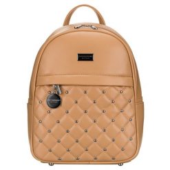Mały pikowany beżowy plecak damski zdobiony srebrnymi nitami i modnym brelokiem eko skóra Peterson. Brązowe plecaki damskie Peterson, z aplikacjami, ze skóry ekologicznej. Za 139.99 zł.