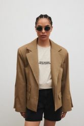 Marynarka o prostym kroju w kolorze LIGHT KHAKI - RICHMOND. Brązowe żakiety damskie Marsala, bez wzorów, z bawełny, eleganckie. Za 599.90 zł.