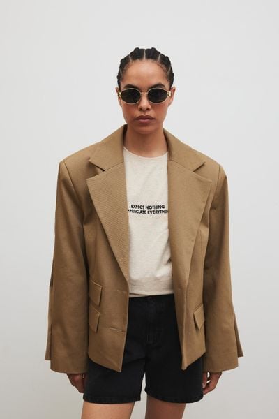 Marynarka o prostym kroju w kolorze LIGHT KHAKI - RICHMOND. Brązowe żakiety damskie Marsala, bez wzorów, z bawełny, eleganckie. Za 599.90 zł.