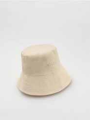 Kapelusz bucket z haftowanym napisem - złamana biel. Czapki i kapelusze damskie Reserved, bez wzorów. Za 59.99 zł.
