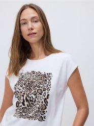 T-shirt z nadrukiem w panterkę - biały. Białe t-shirty damskie Reserved, l, bez wzorów, z bawełny, bez kołnierzyka. W wyprzedaży za 39.99 zł.