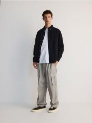 Spodnie cargo - jasnoszary. Szare spodnie materiałowe męskie Reserved, l, bez wzorów, z bawełny. W wyprzedaży za 49.99 zł.