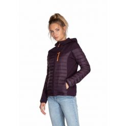 Damska kurtka puchowa Protest Aaliyah. Fioletowe kurtki damskie Protest, bez wzorów, z puchu, bez kaptura. Za 422.00 zł.
