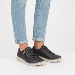 Półbuty damskie Rieker, cholewka ze skóry naturalnej o ziarnistej fakturze z sznurowaniem i bocznym zamkiem, niebieskie, 50965-14. Niebieskie półbuty damskie Rieker, z aplikacjami, z jeansu, klasyczne, bez obcasa, bez zapięcia. Za 399.00 zł.