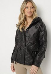 Czarna Kurtka Pikowana w Stylu Cargo o Krótszym Fasonie z Kapturem Varedia. Czarne kurtki damskie Born2be, l, bez wzorów, z jeansu, z kapturem. Za 199.99 zł.