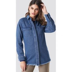 NA-KD Koszula jeansowa z surowym wykończeniem - Blue. Koszule damskie marki NA-KD. Za 60.95 zł.