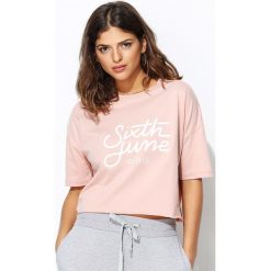 Różowa Bluzka Inhorn. Czerwone bluzki damskie marki Born2be, z napisami, z krótkim rękawem. Za 44.99 zł.
