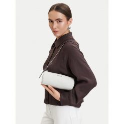 Torebka MICHAEL Michael Kors. Białe torebki do ręki damskie MICHAEL Michael Kors, bez wzorów, klasyczne, bez dodatków. Za 529.99 zł.