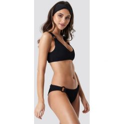 Camille Botten x NA-KD Tortoise Detail Smocked Bikini Bottom - Black. Bikini damskie marki Camille Botten x NA-KD. Za 100.95 zł.