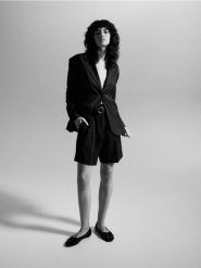 Szorty z paskiem i zakładkami - czarny. Czarne szorty damskie Reserved, bez wzorów, z tkaniny. W wyprzedaży za 69.99 zł.