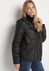 Czarna Pikowana Kurtka Przejściowa o Klasycznym Kroju z Kapturem Tavitte. Czarne kurtki damskie Born2be, plus size, z aplikacjami, z jeansu, z kapturem. Za 209.99 zł.