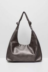 Torebka z eko skóry kasztanowa. Brązowe torebki do ręki damskie MOODO, bez wzorów, z poliesteru, średnie, bez dodatków. W wyprzedaży za 59.99 zł.