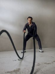 4F Bluza treningowa regular z kapturem męska - szara XL. Szare bluzy sportowe męskie 4f, m, bez wzorów, z materiału, z kapturem, na fitness i siłownię. Za 269.99 zł.