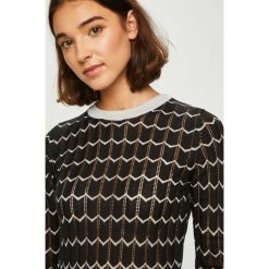 Pepe Jeans - Sweter. Brązowe swetry damskie Pepe Jeans, z dzianiny, z okrągłym kołnierzem. Za 279.90 zł.