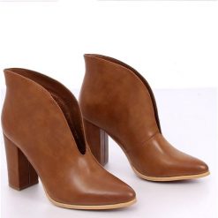 Botki z wycięciem brązowe RB38P Camel. Brązowe botki damskie ButyModne, klasyczne, bez obcasa, bez zapięcia. W wyprzedaży za 179.00 zł.