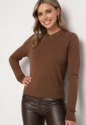 Brązowy Sweter z Wiskozą o Prostym Kroju Zdobiony Cyrkoniami Edaritha. Brązowe swetry damskie Born2be, m, z aplikacjami, z jeansu, klasyczne, bez kołnierzyka, bez ramiączek, długie, bez kaptura. Za 99.99 zł.